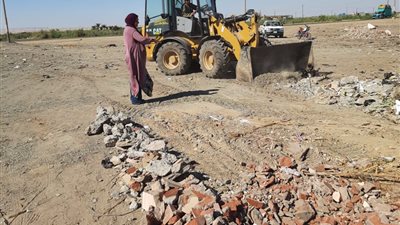 إزالة فورية لحالتي بناء مخالف بقرية في أبشواي بالفيوم (صور)