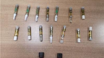 جمارك مطار القاهرة تضبط عدداً من الزجاجات المعبأة بسائل الماريجوانا المخدر