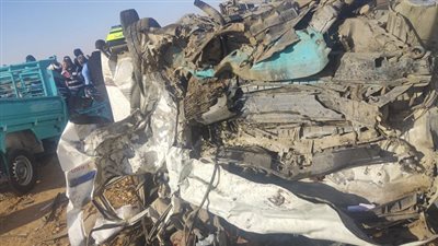دماء على الأسفلت بأسوان.. تصادم سيارتي ربع نقل وميكروباص على الطريق الصحراوي.. مصرع 12 شخصًا وإصابة 5 آخرين.. المحافظ يقدم التعازى لأسر الضحايا (صور)