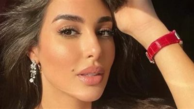 من داخل سيارتها.. ياسمين صبري تغازل جمهورها ومتابعيها