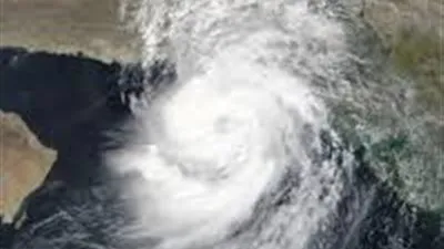 تعرف على تدابير عمان والإمارات لمواجهة آثار إعصار شاهين (فيديوجراف)