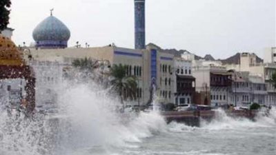 رجل مسن يمارس شيئا غريبا وسط سيول إعصار شاهين.. وغرق سفينة في ميناء السلطان قابوس