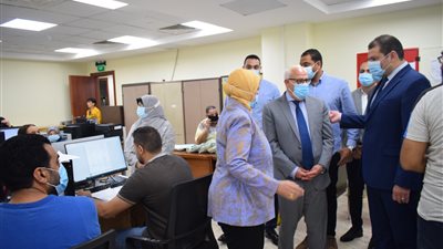 محافظ بورسعيد ونائب وزير المالية يشيدان بسير العمل داخل مبنى التأمين الصحى الشامل