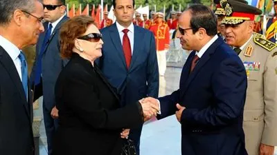 نجل السادات يكشف تفاصيل حواره مع السيسي أثناء دفن والدته في النصب التذكاري
