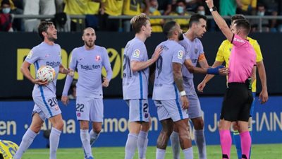 عاجل.. مدرب برشلونة الجديد يطرد 8 لاعبين خارج البرسا 