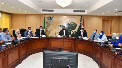 محافظ الفيوم يناقش خطة التوسع في التطعيم بلقاح كورونا 