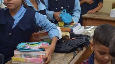 توزيع حقائب مدرسية وملابس رياضية للطلاب لرفع الأعباء عن كاهل المواطنين بقنا