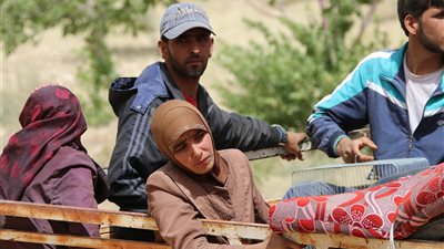 ظروف اجتماعية واقتصادية قاسية.. السوريون بين سندان الأزمات ومطرقة المانحين (خاص)