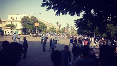 جسم غريب يثير الذعر بالقرب من جامعة القاهرة.. والمفرقعات تمشط المكان