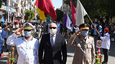 محافظ قنا يضع إكليلًا من الزهور على النصب التذكاري للجندي المجهول