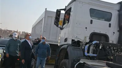 محافظ القليوبية يسلم 5 سيارات لدعم منظومة النظافة 