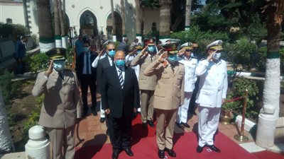 محافظ القاهرة وقائد المنطقة العسكرية يضعان إكليلًا من الزهور على مقابر الشهداء