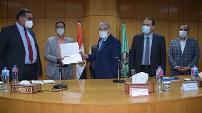 محافظ المنيا يناقش مع وفد التنمية المحلية خطة عمل 