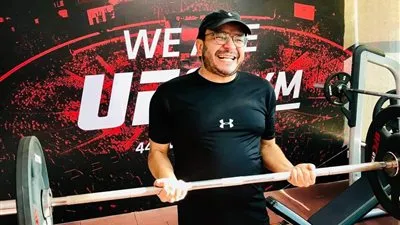 حسام داغر يستعرض لياقته البدنية داخل الجيم 