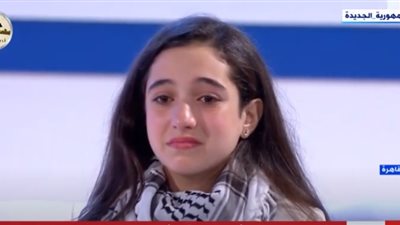 فلسطينية تبكي تأثرا بحديث السيسي بالندوة التثقيفية للقوات المسلحة (فيديو)