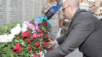 محافظ بني سويف يضع أكليل الزهور على قبر الجندي المجهول (صور)