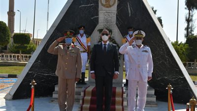 محافظ الفيوم يضع إكليلا من الزهور على النصب التذكاري للشهداء 