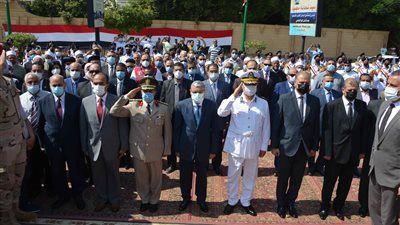 محافظ المنيا يضع إكليلا من الزهور على النصب التذكاري (صور)