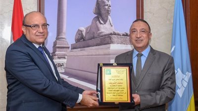 محافظ الإسكندرية يكرم العاملين المميزين بمديرية التموين وحى شرق (صور)