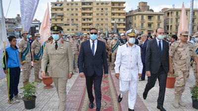 محافظ الدقهلية يضع إكليلا من الزهور على النصب التذكاري بالمنصورة 