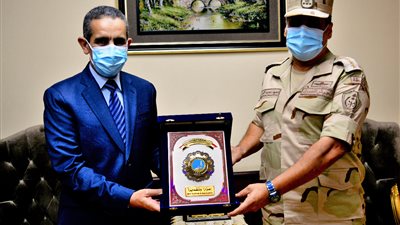 محافظ الغربية يضع إكليلا من الزهور على النصب التذكاري (صور)