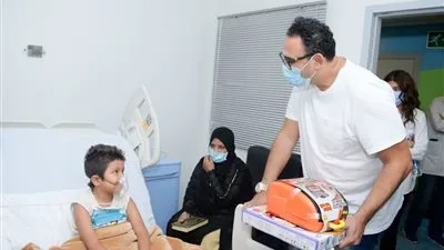 أكرم حسني يرسم البهجة على وجوه أطفال مؤسسة مجدي يعقوب لأمراض و أبحاث القلب في أسوان 