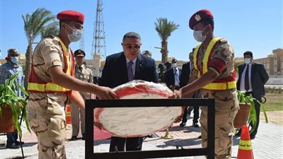 محافظ البحر الأحمر يضع إكليلا من الزهور على النصب التذكاري (صور)