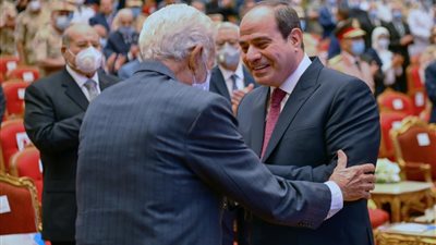 الرئيس السيسي يرحب بقائد الفرقة 16 مشاة أثناء حرب أكتوبر  