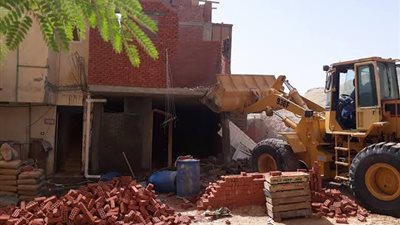 الجيزة تزيل مخالفات تحويل وحدة من الغرض السكني للتجاري بمنشأة القناطر 