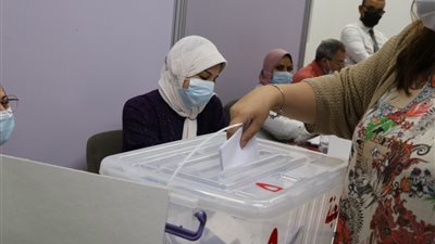 إقبال متوسط من الأطباء في بداية انتخابات التجديد النصفي (صور)