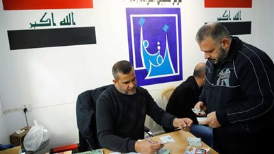 شاشات ضخمة للمواطنين للاطلاع على عملية العد والفرز بالانتخابات العراقية
