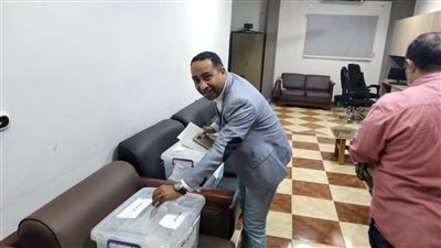 نقيب الأطباء بالبحر الأحمر يدلي بصوته في انتخابات التجديد النصفي (صور)