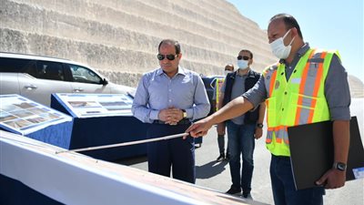 شاهد.. ماذا فعل السيسي أثناء تفقده الكوبري المار أعلى تقاطع طريق أم القمر