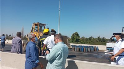 انقلاب سيارة محملة بأسطوانات بوتاجاز أعلى كوبري عدلي منصور ببني سويف (صور)