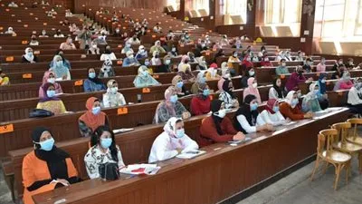 انتظام الطلاب في أول يوم دراسي بجامعة الإسكندرية (صور)