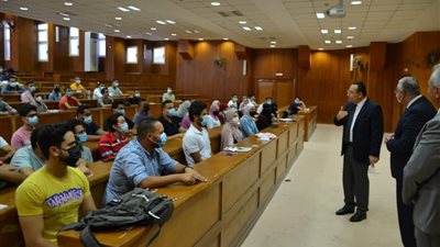 في أول يوم دراسي.. رئيس جامعة الإسكندرية يتفقد المجمعين الطبي والنظري