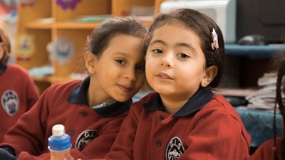 طبيب يحذر عند ظهور هذه الأعراض على الطفل: لا يذهب للمدرسة (فيديو)