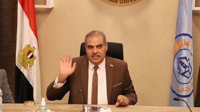 رئيس جامعة الأزهر والطلاب يستقبلون العام الدراسي الجديد بالنشيد الوطني والهدايا