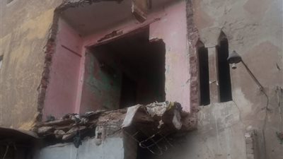 انهيار جزئي لمنزل مكون من 3 طوابق بدمنهور (صور)