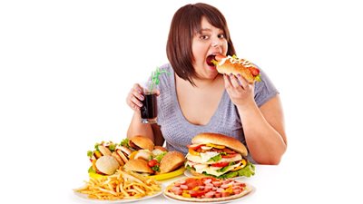 خبيرة تغذية تحذر من الوجبات السريعة: تضعف المناعة وتزيد الوزن (فيديو)