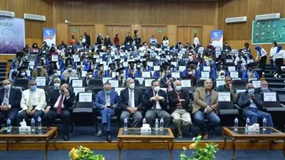 رئيس جامعة الإسكندرية يشهد حفل تخرج برنامج رابطة شباب الصفوة الأفارقة