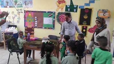 بالبالون.. شباب رأس غارب يستقبلون التلاميذ بأول أيام الدراسة (صور) 