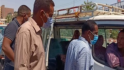 الدفع بـ36 “ميكروباص” للتغلب على تكدس المواطنين في موقف نجع حمادي