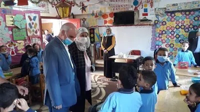 رئيس مدينة كفر شكر يتابع انتظام المدارس ويشدد على تطبيق الإجراءات الاحترازية