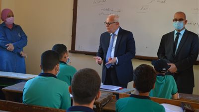 محافظ بورسعيد يطالب المعلمين بالتيسير على الطلاب لإنهاء ظاهرة الدروس الخصوصية