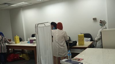 جامعة حلوان: استمرار تطعيم أعضاء هيئة التدريس والعاملين والطلاب ضد كورونا