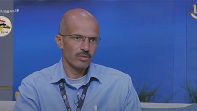 أحد المشاركين بمعرض 