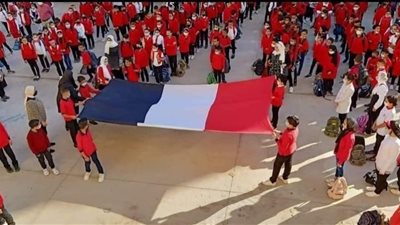 رفع علم فرنسا بإحدى المدارس وحالات إغماء بين أهالي التلاميذ.. أغرب 7 مشاهد في أول أيام الدراسة