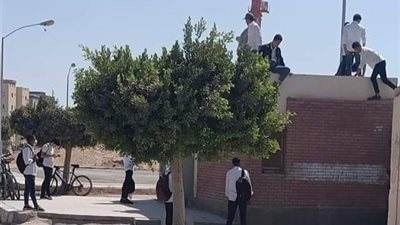 هروب الطلاب من أعلى سور مدرسة الفاروق الثانوية بنين بالسادات