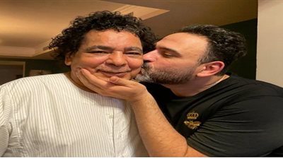 شاهد..أكرم حسني يهنئ محمد منير بعيد ميلاده